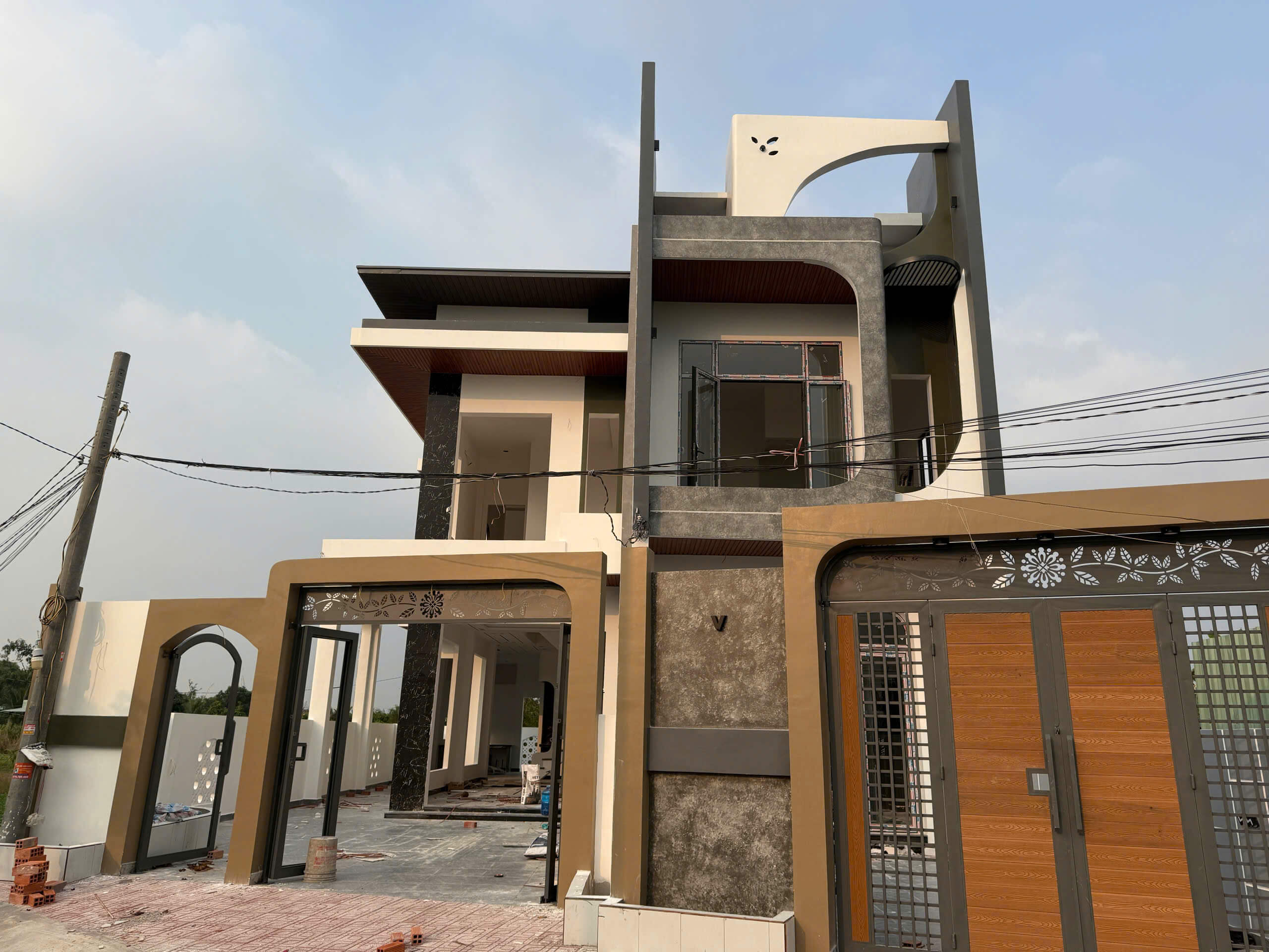 BIỆT THỰ ĐẸP 7x26 GẦN CHỢ BÌNH CHÁNH - CHỈ 3,38 TỶ - 5 PHÒNG NGỦ, 4 WC, SỔ HỒNG RIÊNG