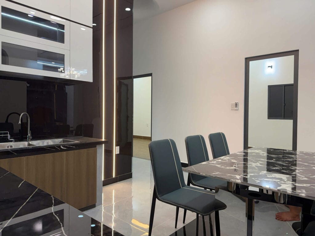BIỆT THỰ ĐẸP 7×26 GẦN CHỢ BÌNH CHÁNH – 5 PHÒNG NGỦ, 4 WC, SỔ HỒNG RIÊNG