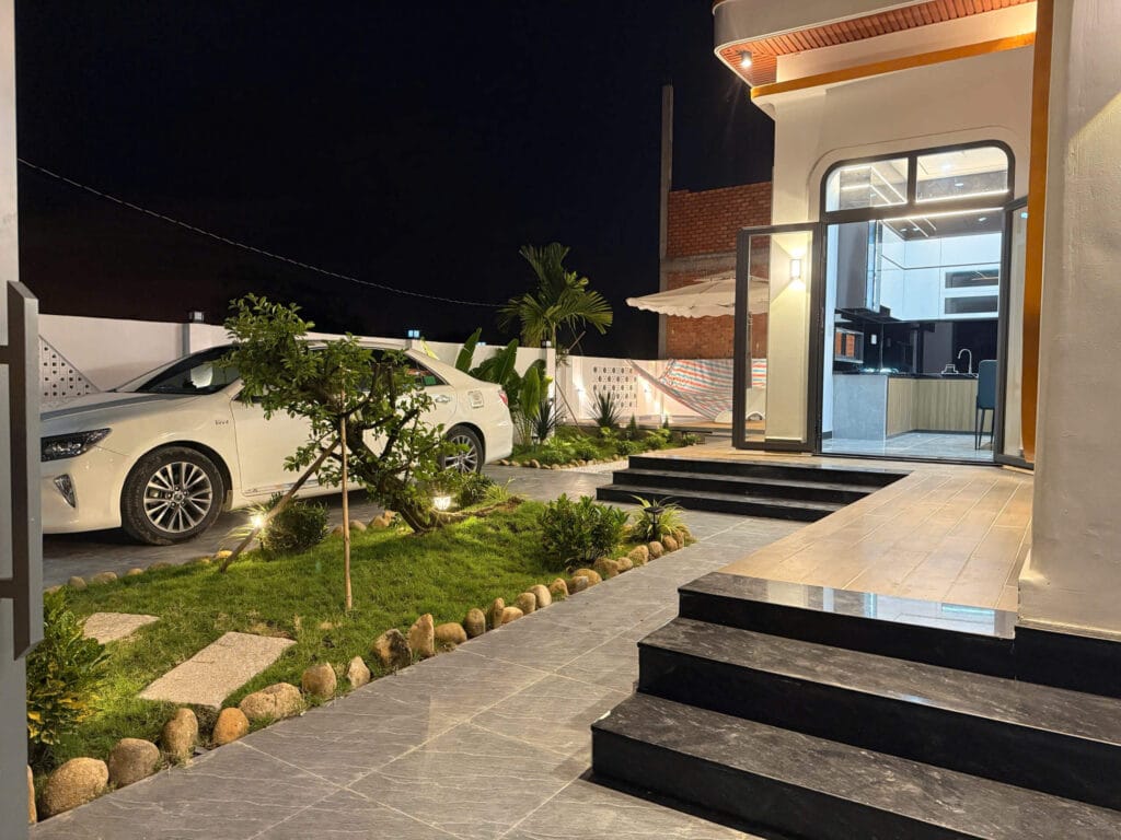 BIỆT THỰ ĐẸP 7×26 GẦN CHỢ BÌNH CHÁNH – 5 PHÒNG NGỦ, 4 WC, SỔ HỒNG RIÊNG