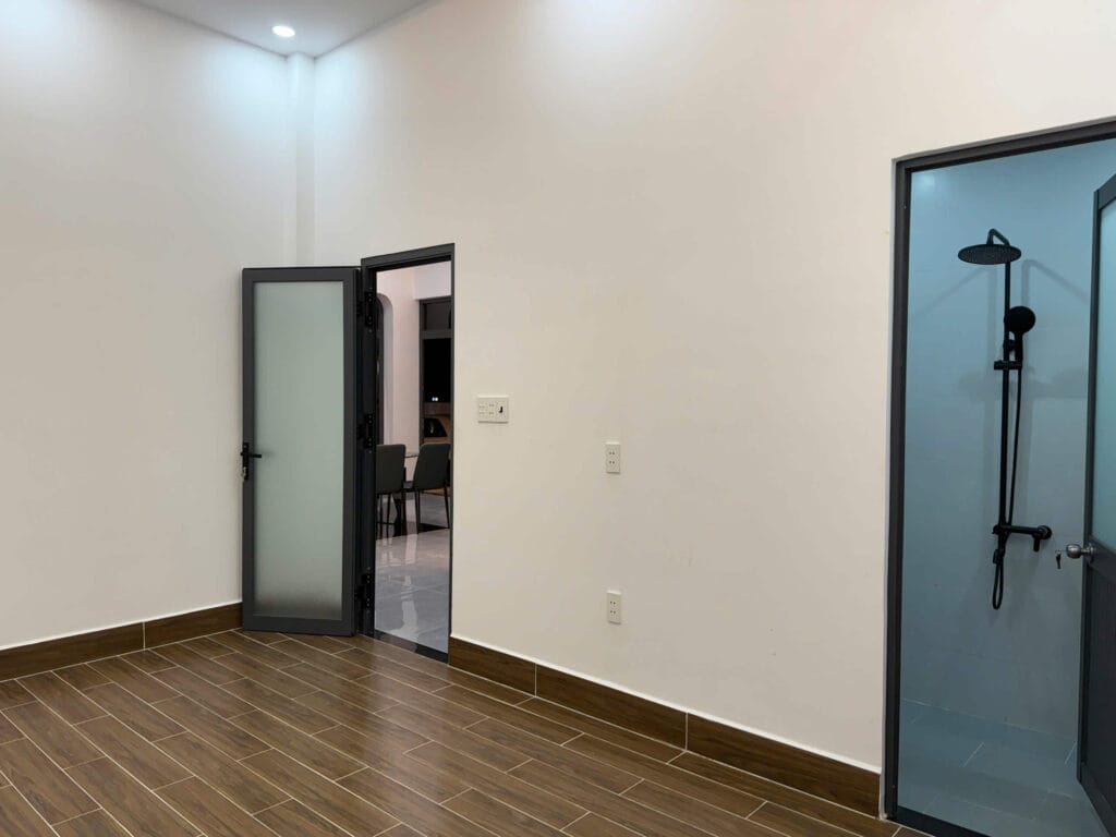 BIỆT THỰ ĐẸP 7×26 GẦN CHỢ BÌNH CHÁNH – 5 PHÒNG NGỦ, 4 WC, SỔ HỒNG RIÊNG