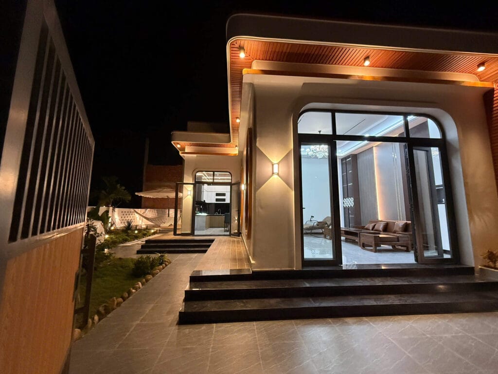 BIỆT THỰ ĐẸP 7×26 GẦN CHỢ BÌNH CHÁNH – 5 PHÒNG NGỦ, 4 WC, SỔ HỒNG RIÊNG