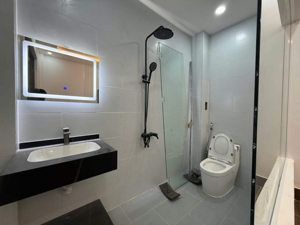 BIỆT THỰ ĐẸP 7×26 GẦN CHỢ BÌNH CHÁNH – 5 PHÒNG NGỦ, 4 WC, SỔ HỒNG RIÊNG