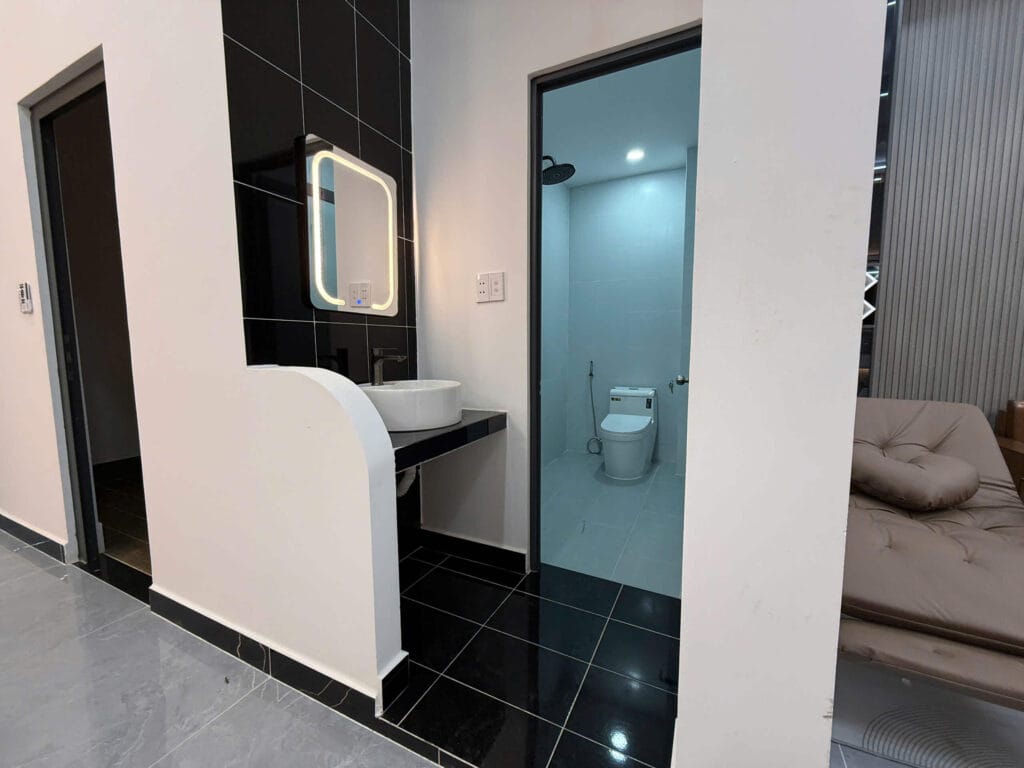 BIỆT THỰ ĐẸP 7×26 GẦN CHỢ BÌNH CHÁNH – 5 PHÒNG NGỦ, 4 WC, SỔ HỒNG RIÊNG