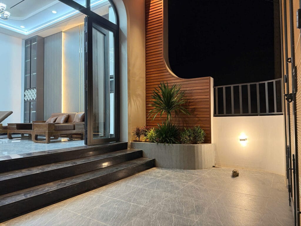 BIỆT THỰ ĐẸP 7×26 GẦN CHỢ BÌNH CHÁNH – 5 PHÒNG NGỦ, 4 WC, SỔ HỒNG RIÊNG
