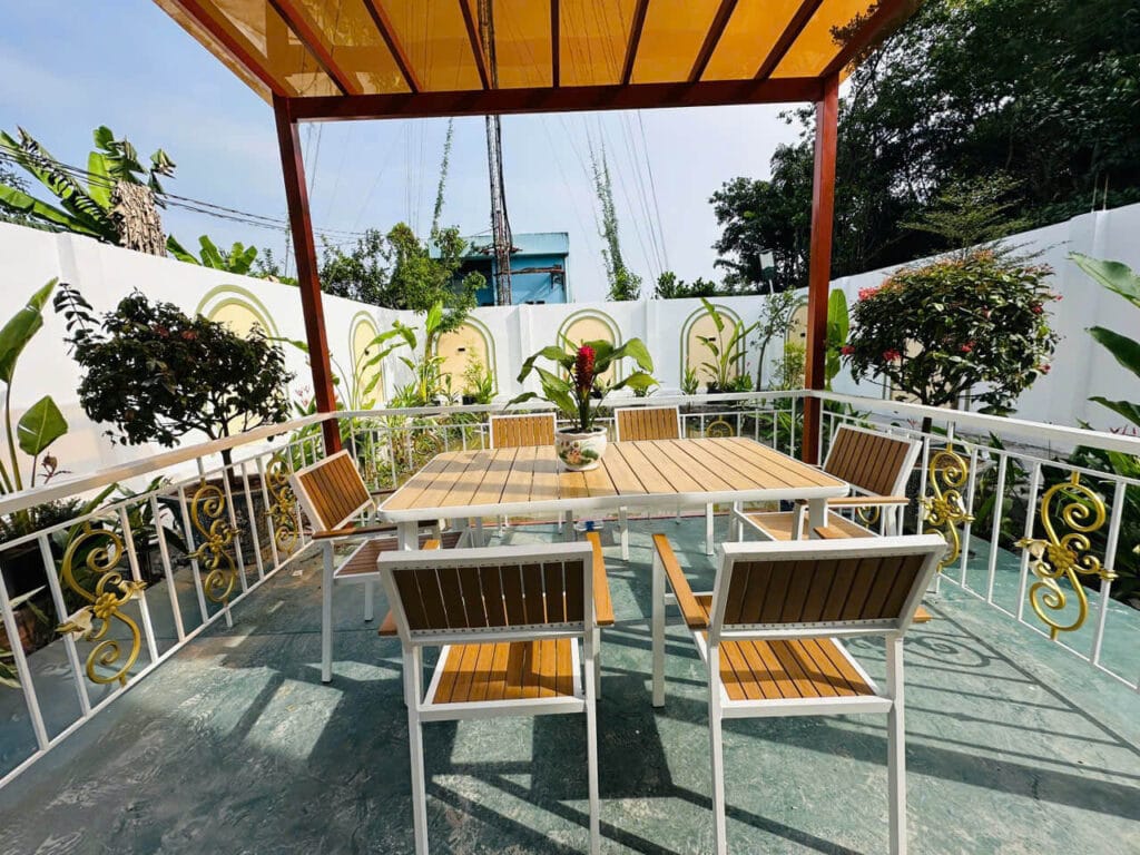 Villa sân vườn hồ cá vườn cây, diện tích 9,6x30m, 3 phòng ngủ, 2 WC, hướng Tây Nam,