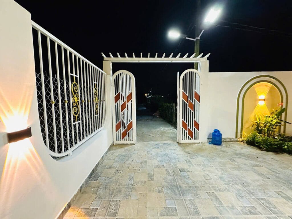 Villa sân vườn hồ cá vườn cây, diện tích 9,6x30m, 3 phòng ngủ, 2 WC, hướng Tây Nam,