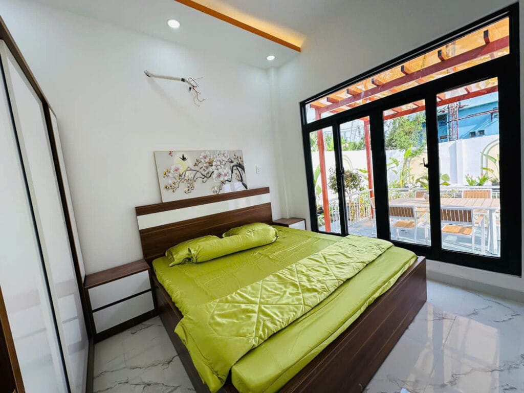 Villa sân vườn hồ cá vườn cây, diện tích 9,6x30m, 3 phòng ngủ, 2 WC, hướng Tây Nam,