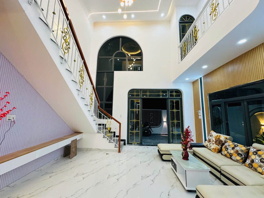 Villa sân vườn hồ cá vườn cây, diện tích 9,6x30m, 3 phòng ngủ, 2 WC, hướng Tây Nam,