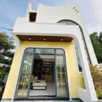 Villa sân vườn hồ cá vườn cây, diện tích 9,6x30m, 3 phòng ngủ, 2 WC, hướng Tây Nam,