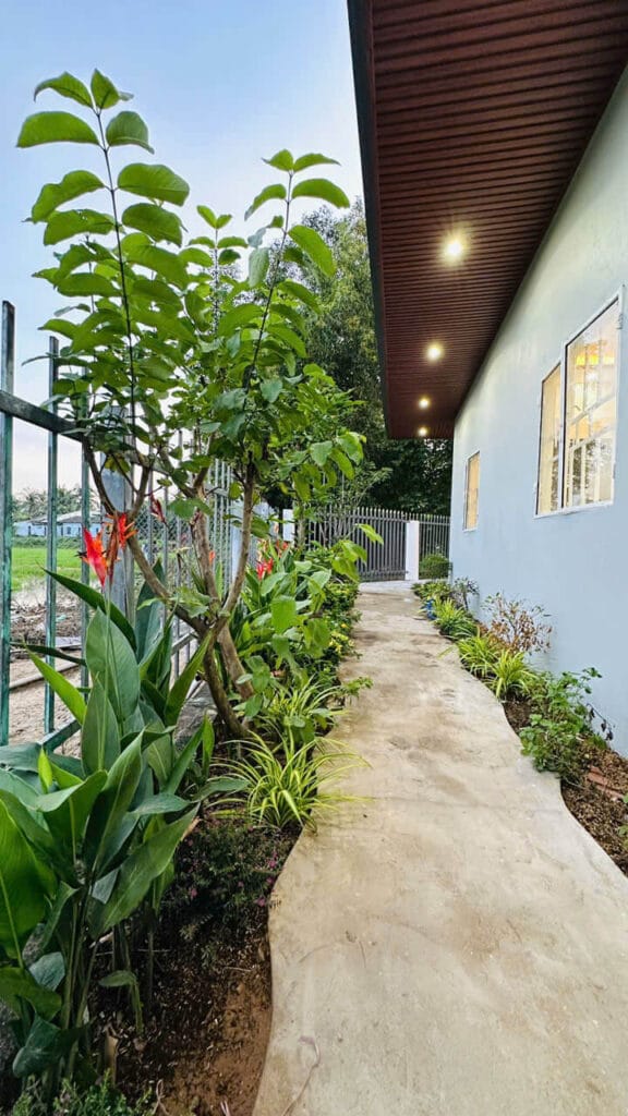 Nhà Bình Chánh Sổ Hồng Giá Tốt – Villa Sân Vườn Hiếm – Diện Tích 205m²