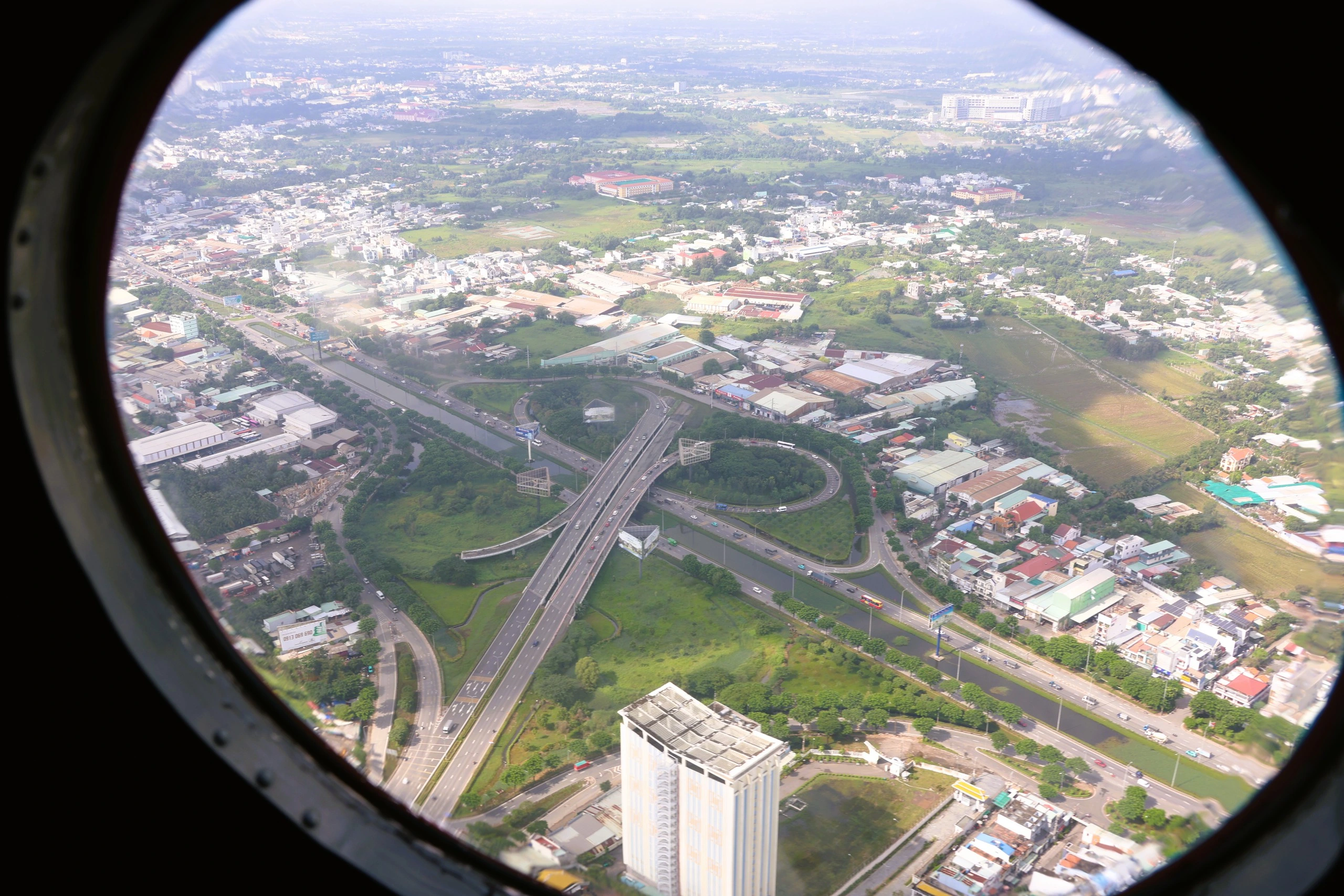 Nút giao đường Võ Văn Kiệt - quốc lộ 1A nhìn từ trực thăng quân sự