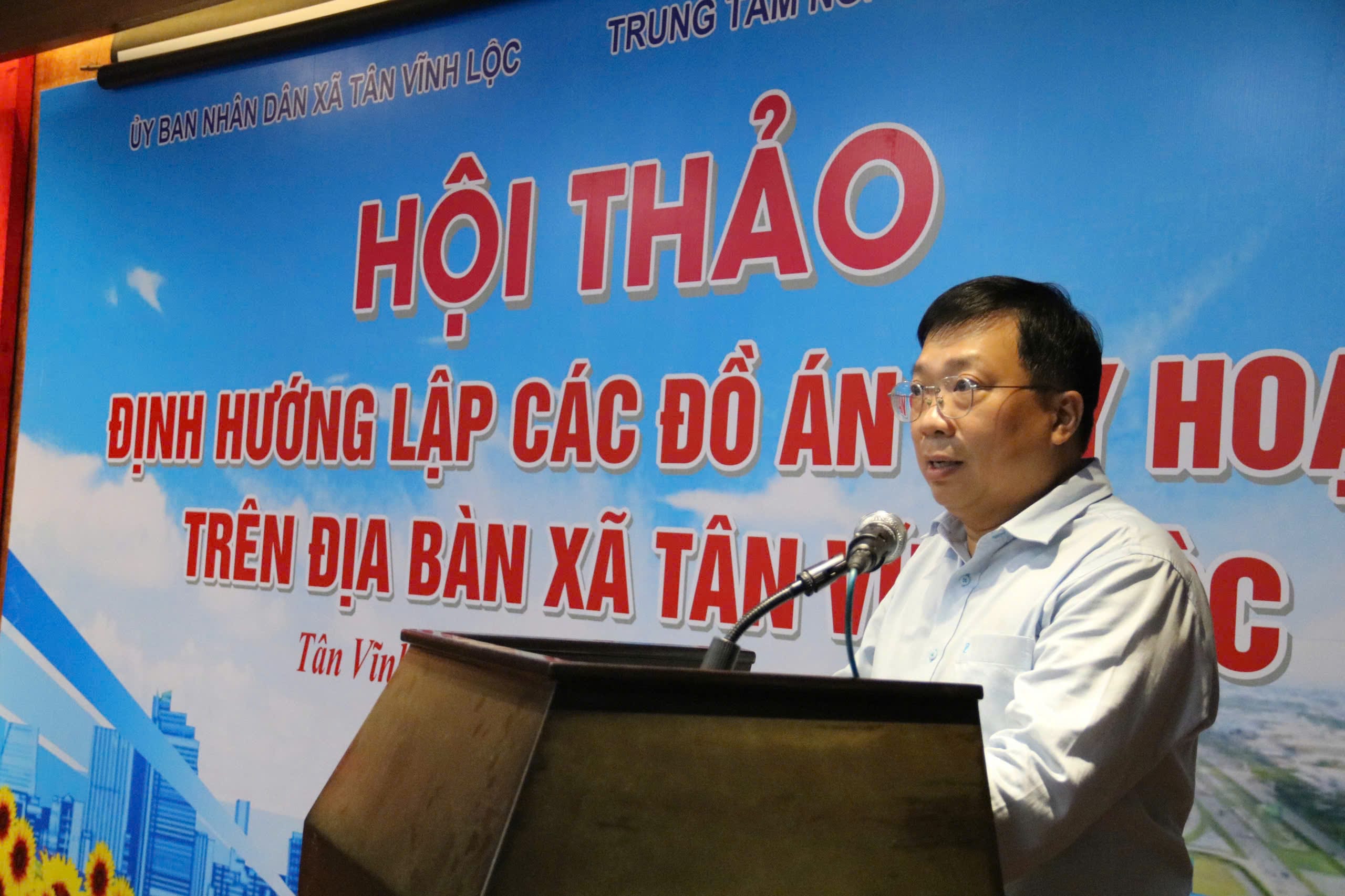 Ông Nguyễn Thanh Nhã, Bí thư Đảng ủy xã Tân Vĩnh Lộc phát biểu tại buổi lễ.